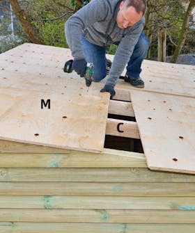 Kryssfinérplate til utebod skrus fast Kryssfinérplatene til utebod skrus fast til sperrene